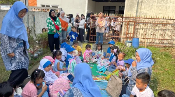 Miris! Gerbang TK Negeri Ngamprah Digembok, Puluhan Siswa Jalani MPLS di Rumah Warga